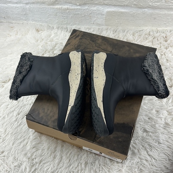 NIB Chaco Borealis Mid Waterproof Boot - Picture 5 of 8